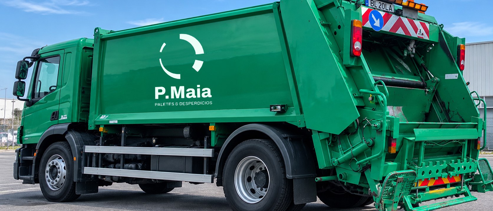 Veículo da Paulo Maia para recolha de cartão, plástico e paletes